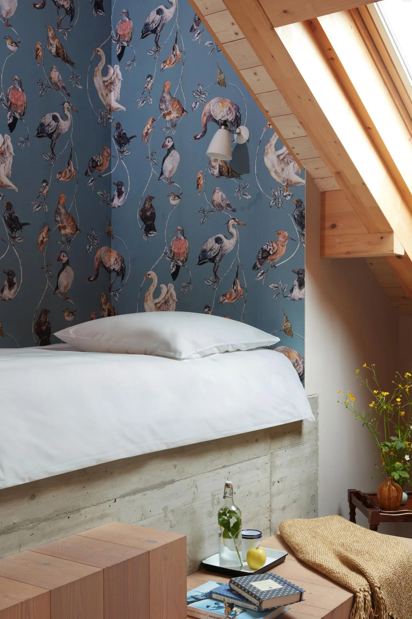 Attika Loft Suite mit House-of-Hackney-Tapete, Holzbalken und Dachfenster