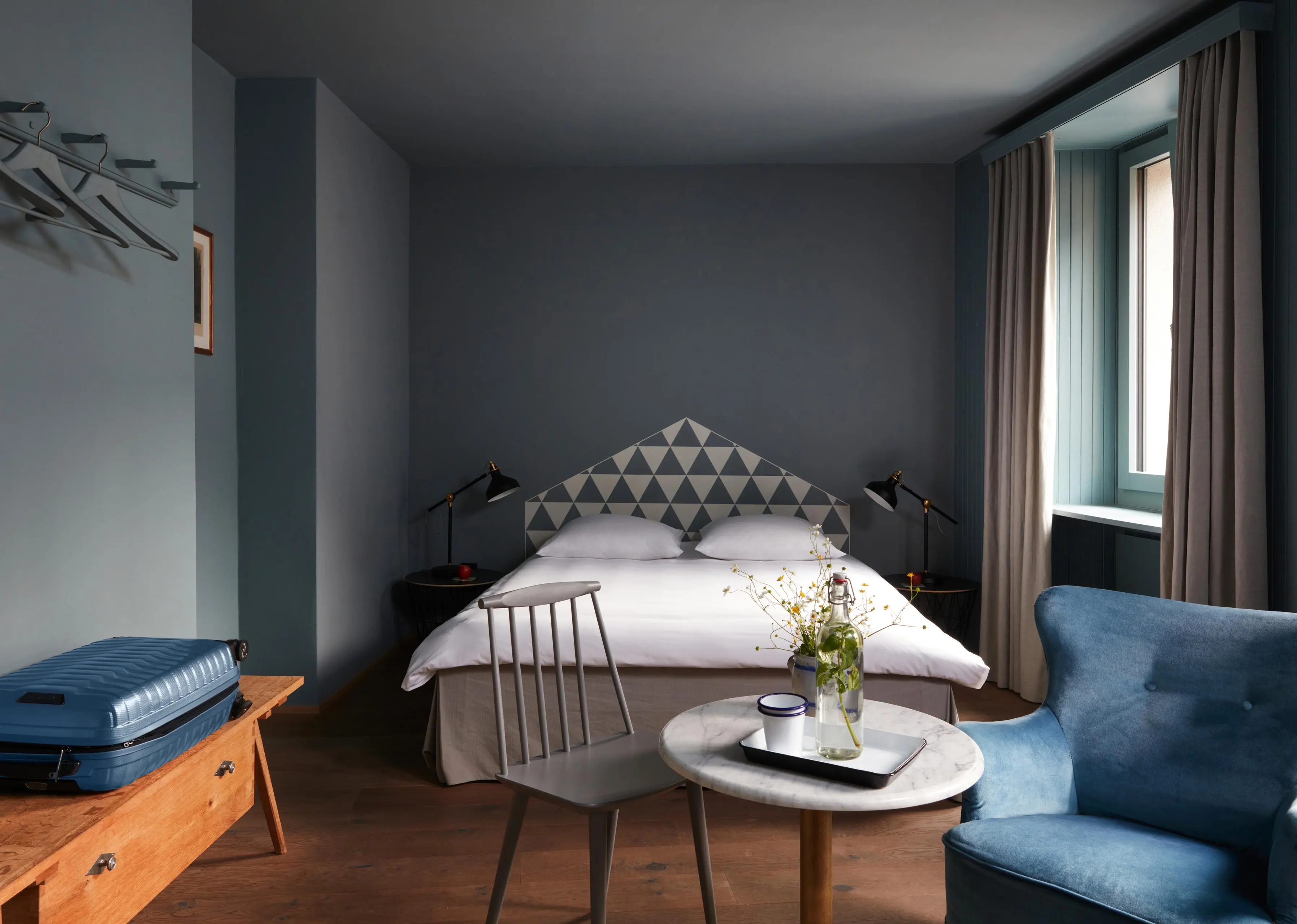 Hotel de Londres Brig deluxe double room, sofa bed and blue armchair
