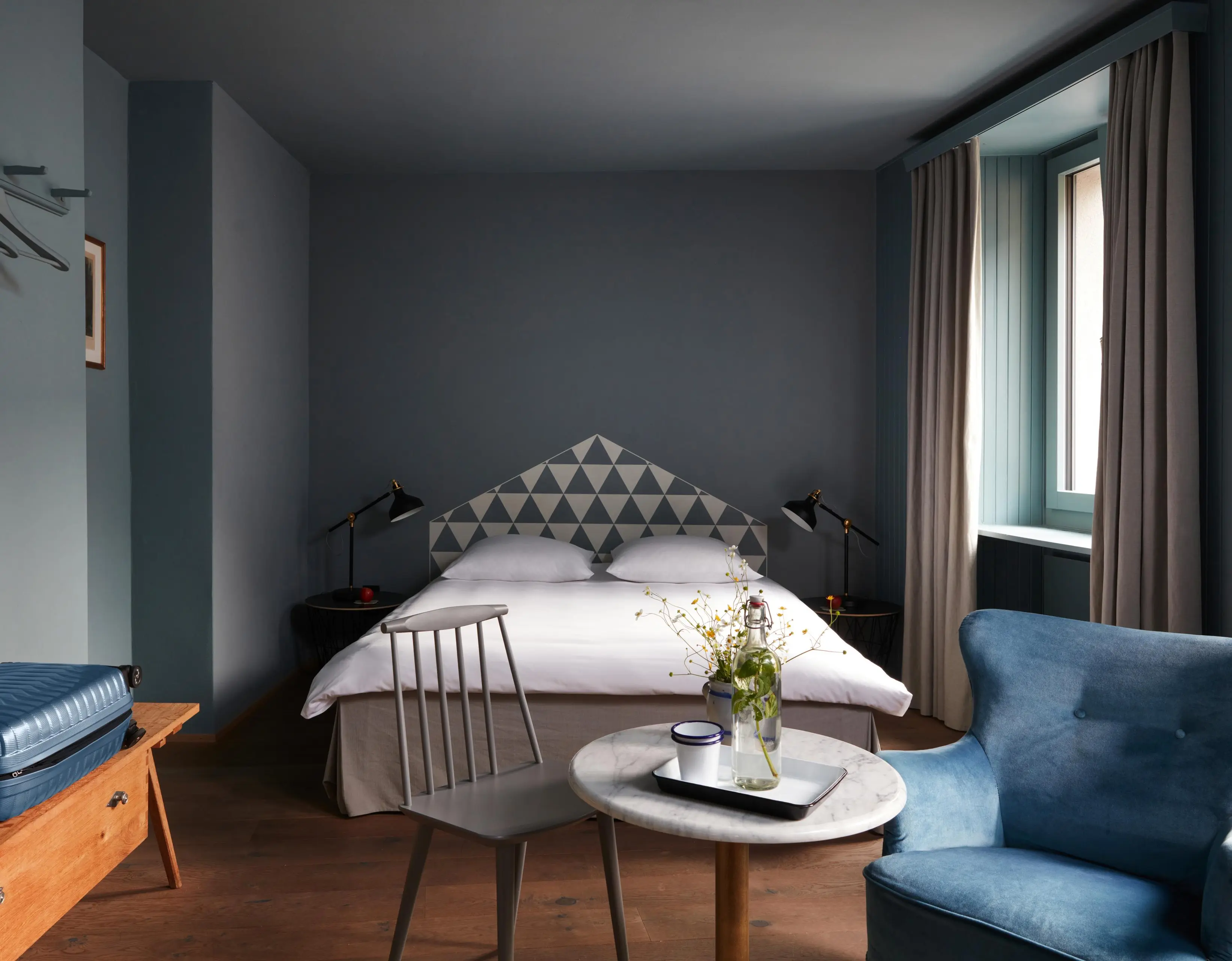 Deluxe Hotelzimmer mit Doppelbett, Sofabett, blauem Sessel