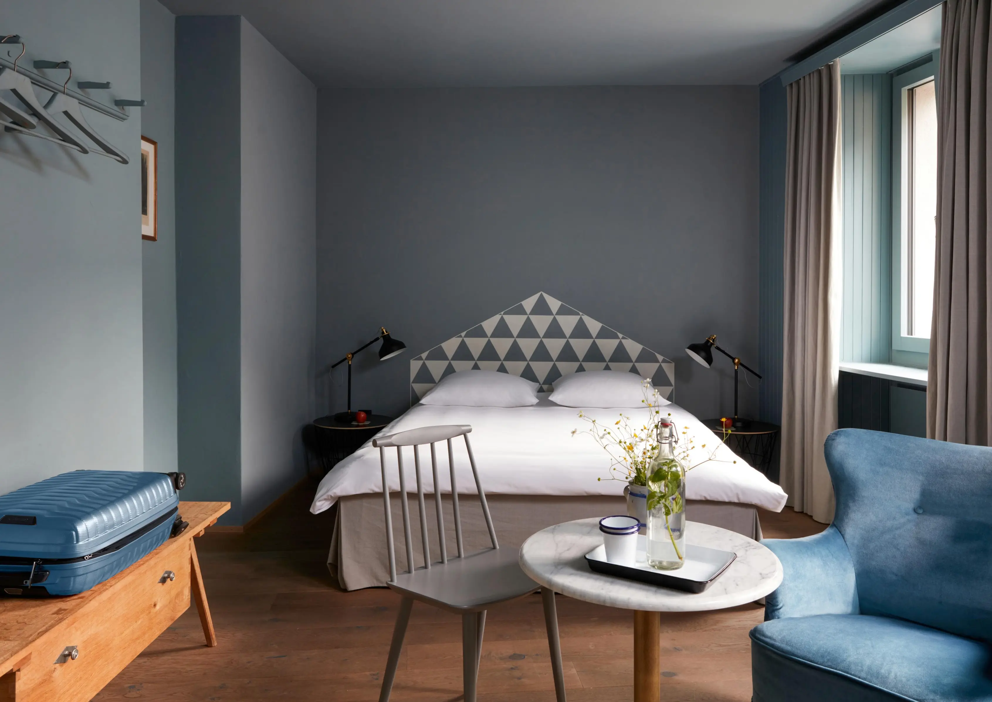 Deluxe Hotelzimmer mit Doppelbett, Sofabett, blauem Sessel