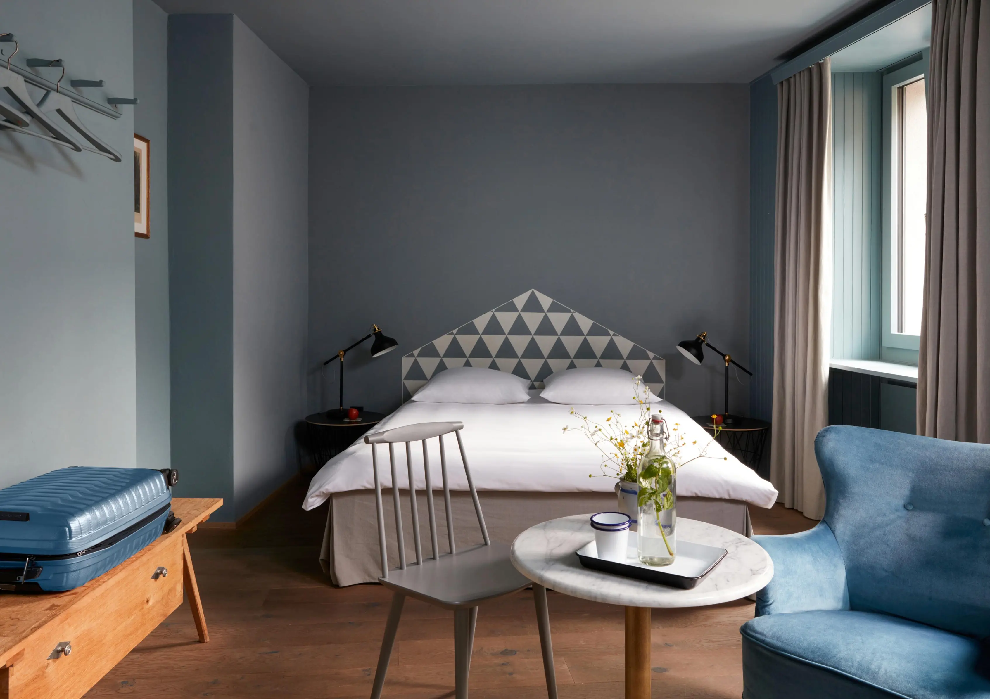 Hotel de Londres Brig deluxe double room, sofa bed and blue armchair
