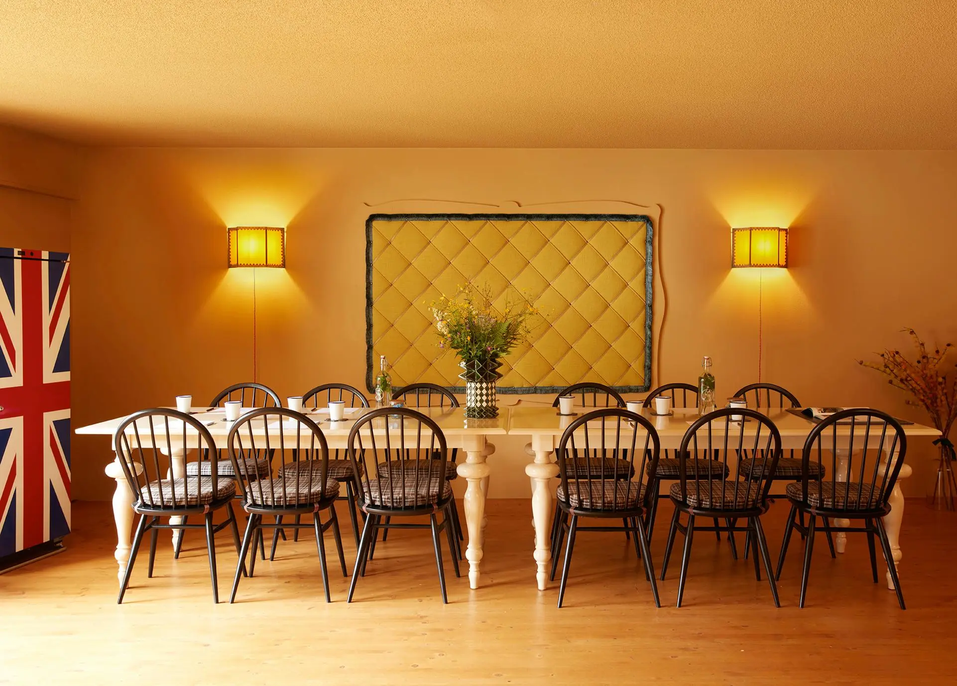 Otto’s Stuba meeting room with a large table and classic seating at Hotel Londres