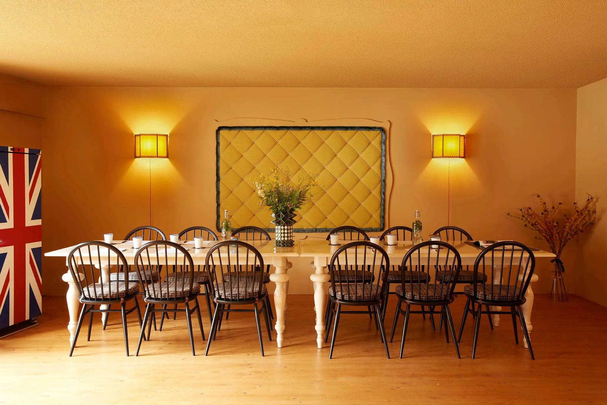 Meetingraum Otto’s Stuba mit grosser Tafel und klassischer Bestuhlung im Hotel Londres Brig